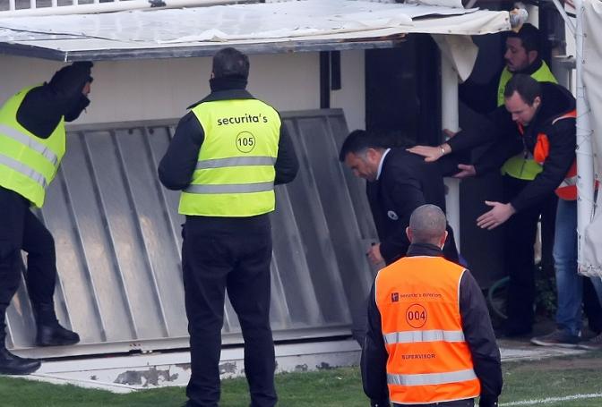 Έτσι τον φυγάδευσαν… (pics) | panathinaikos24.gr Έτσι τον φυγάδευσαν… (pics) | panathinaikos24.gr