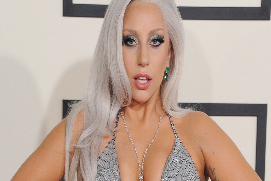 Η Lady Gaga γυμνάζεται σχεδόν γυμνή (video)