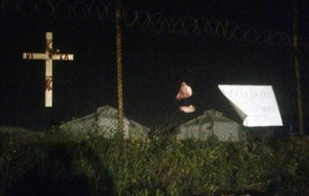 Εικόνες-σοκ: Κάρφωσαν γουρουνοκεφαλή στο hotspot του Σχιστού! (Pics)