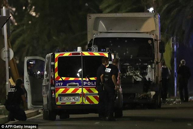 Η στιγμή που το φορτηγό σκορπά τον θάνατο στην Νίκαια (video)