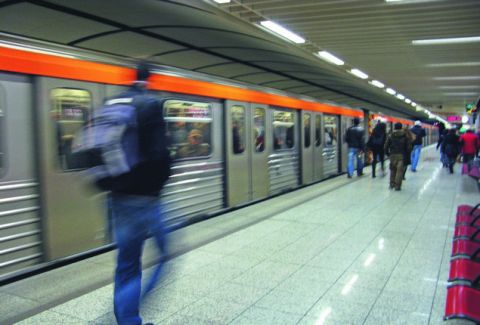 Αυτός είναι ο νεαρός αλλοδαπός που επιχειρούσε να βιάσει γυναίκες στο Μετρό της Αθήνας