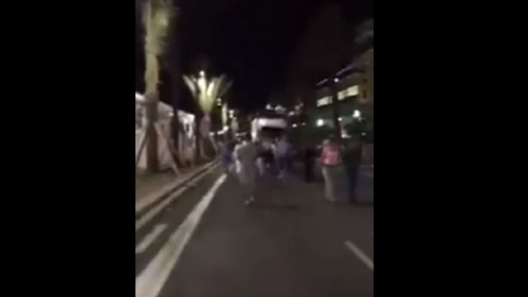 Νέο συγκλονιστικό βίντεο από την δολοφονική πορεία του φορτηγού στη Νίκαια! (ΠΟΛΥ ΣΚΛΗΡΕΣ ΕΙΚΟΝΕΣ)