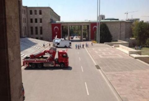 Εκκενώνεται το κοινοβούλιο της Τουρκίας