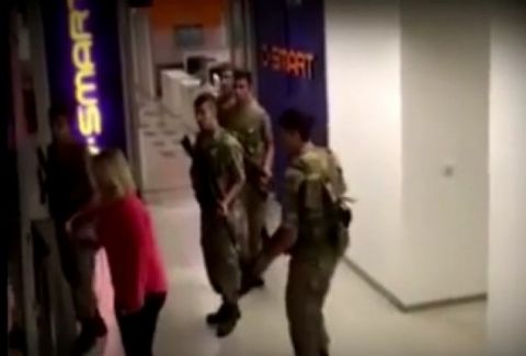 Πρωτοφανείς εικόνες: Το «ντου» των στρατιωτών στο CNN Turk! (VIDEO)