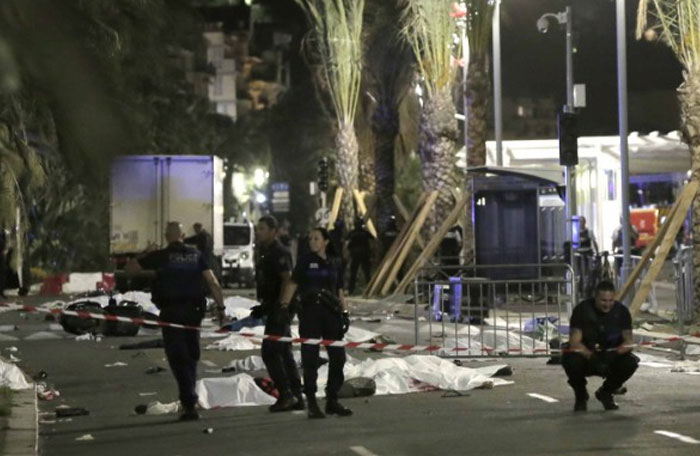 Γαλλία: Τρομοκρατικό χτύπημα με «άρωμα» ISIS – Τουλάχιστον 80 νεκροί