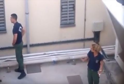 «Γ… τον Αλλάχ σου και τη μάνα σου»! Κύπρια αστυνομικός βρίζει χυδαία αλλοδαπό κρατούμενο (VIDEO)