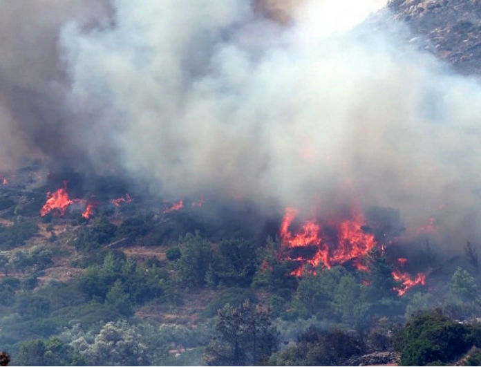 Φωτιά καίει για δεύτερη μέρα στο Ρέθυμνο! Σκληρή μάχη της πυροσβεστικής