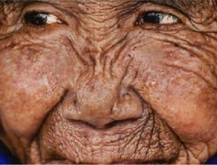 Δείτε πώς μια γυναίκα 100 ετών μεταμορφώνεται σε νέα κοπέλα! (vid)