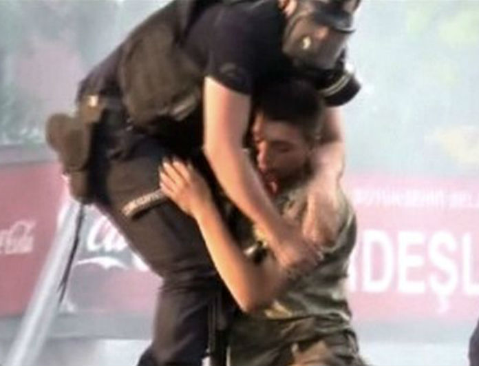 Δραματικό βίντεο: Αστυνομικός σώζει στρατιώτη. Λιντσαρίστηκαν πάνω στη γέφυρα του Βοσπόρου