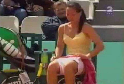 Τενίστρια αλλάζει εσώρουχο μέσα στο γήπεδο και της πέφτει η πετσέτα! (VIDEO)