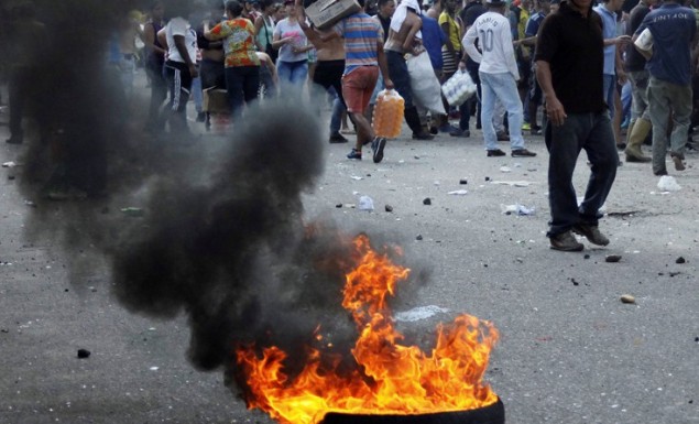 Ταραχές και λεηλασίες στη Βενεζουέλα με έναν νεκρό κι εκατοντάδες συλλήψεις (pics, vid)