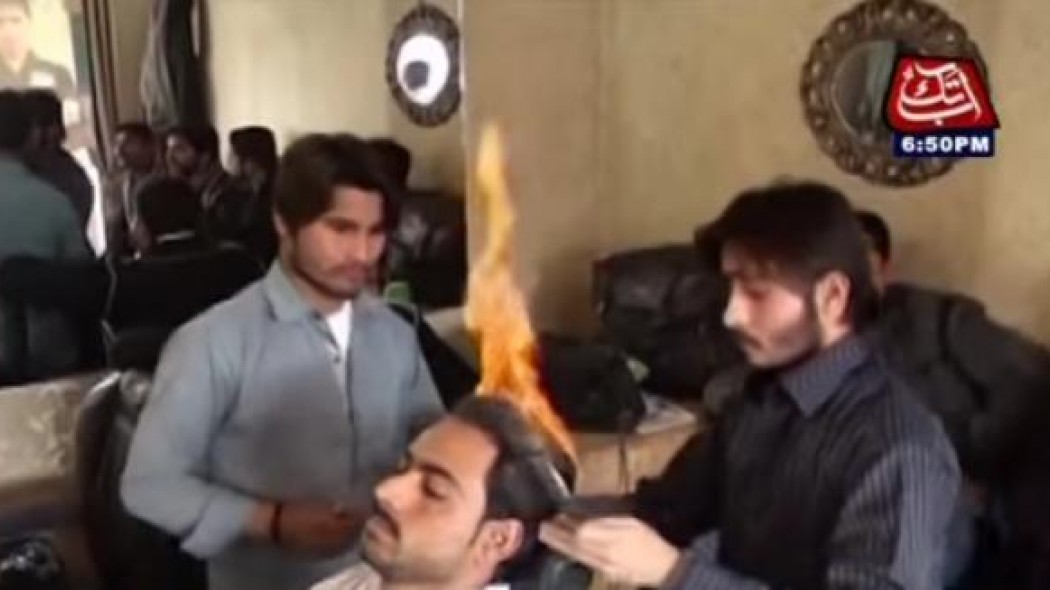 Ο Πακιστανός που κουρεύει βάζοντας φωτιά στα μαλλιά (vid)
