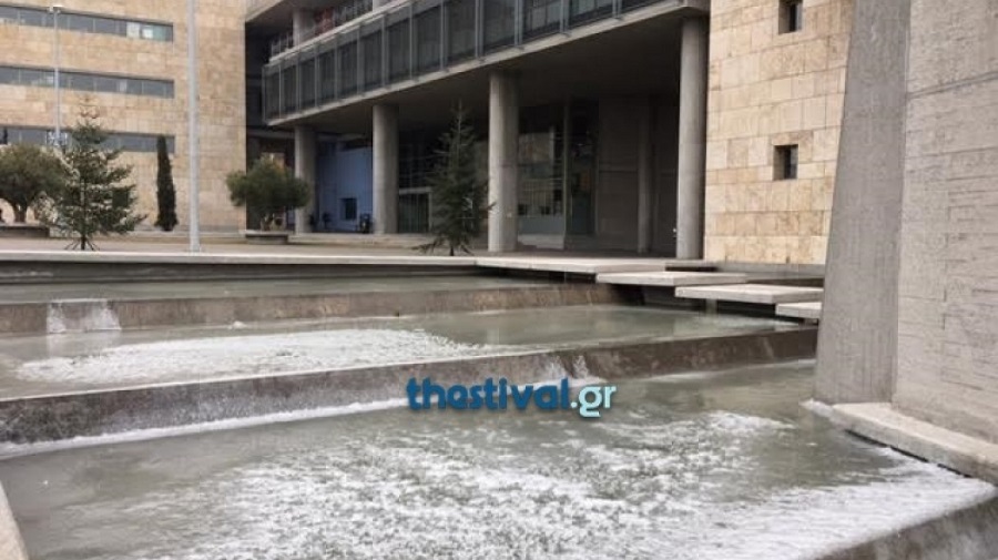 Πάγωσαν τα σιντριβάνια στο δημαρχείο της Θεσσαλονίκης (pics)