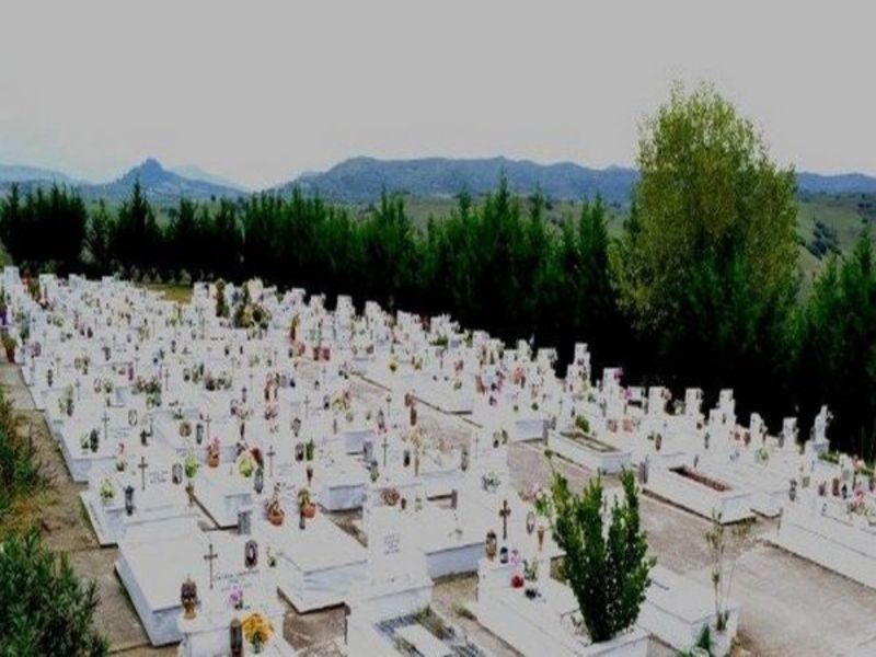 Μακάβριο! Δείτε τι περίεργο συμβαίνει με τους νεκρούς στο Νεκροταφείο Τρικάλων (Photos & Video)