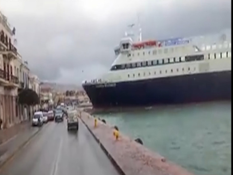 Σκηνή από χολιγουντιανή ταινία καταστροφής: Το Νήσος Μύκονος προσκρούει στο λιμάνι της Χίου! (Video)
