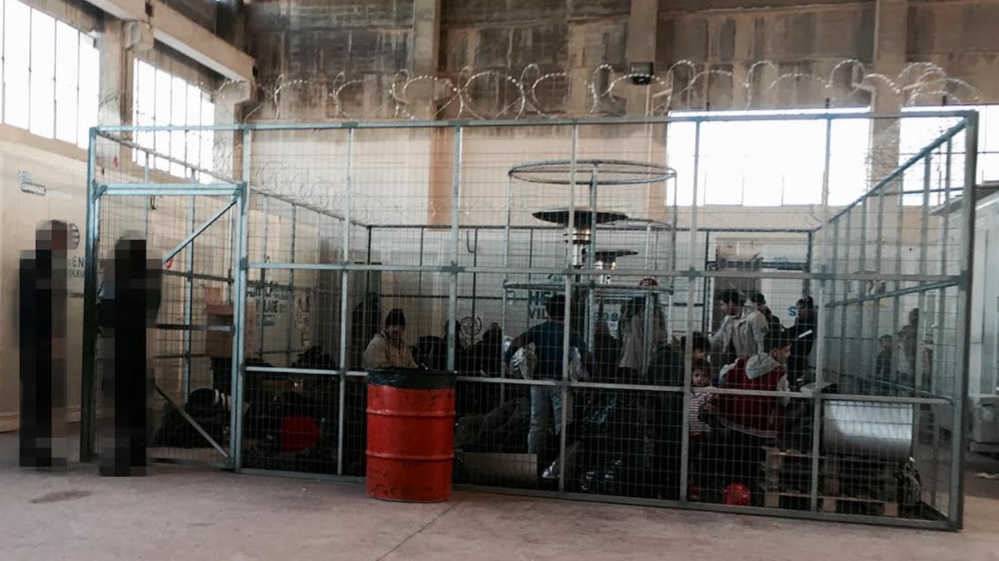 Αυτή η Φωτογραφία στη Χίο με τους Πρόσφυγες Μέσα σε Κλουβί θα σε Κάνει να Ντρέπεσαι