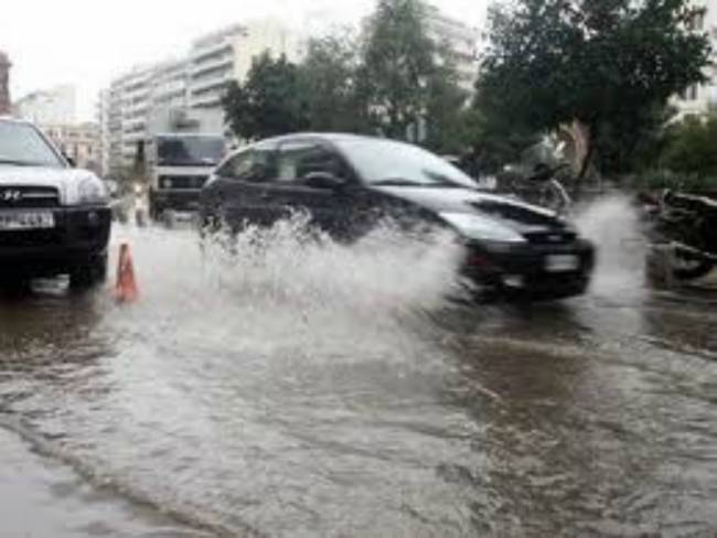 Κυκλοφοριακό χάος στους δρόμους της Αθήνας λόγω της βροχής