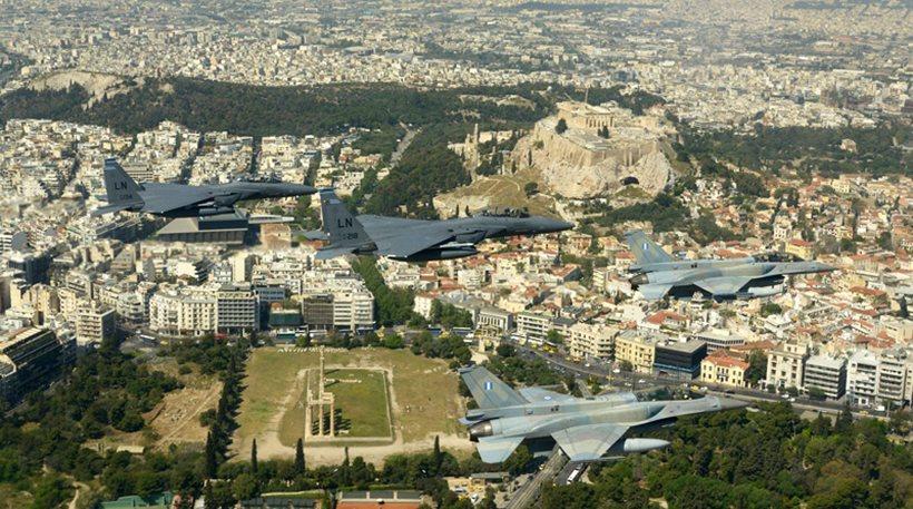 Εντυπωσιακό βίντεο από την πτήση πολεμικών αεροσκαφών στην Αθήνα (vid)