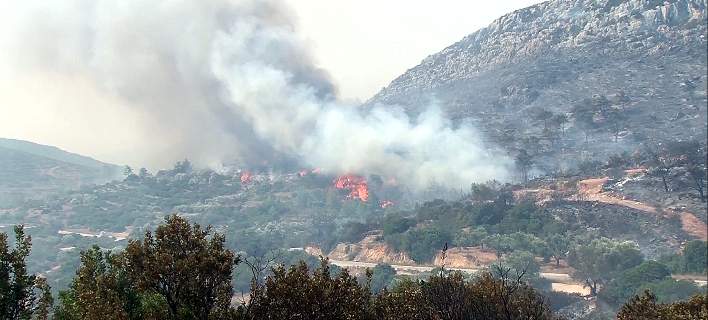 Μεγάλη φωτιά στα Καλύβια – Απειλούνται σπίτια!
