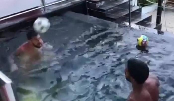 Μέσι και Σουάρες κάνουν μαγικά με τη μπάλα μέσα σε πισίνα (vid) | panathinaikos24.gr Μέσι και Σουάρες κάνουν μαγικά με τη μπάλα μέσα σε πισίνα (vid) | panathinaikos24.gr