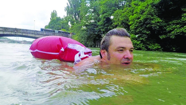 Επικός τύπος: Πάει… κολυμπώντας στη δουλειά του για να αποφύγει την κίνηση (vid)