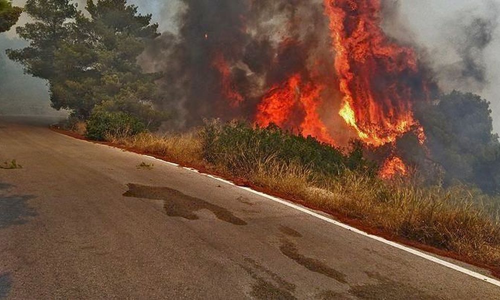 (upd) Σε ύφεση η πυρκαγιά στην Ανάβυσσο – Τραυματίστηκαν τρεις πυροσβεστικοί, κάηκαν δυο πυροσβεστικά οχήματα