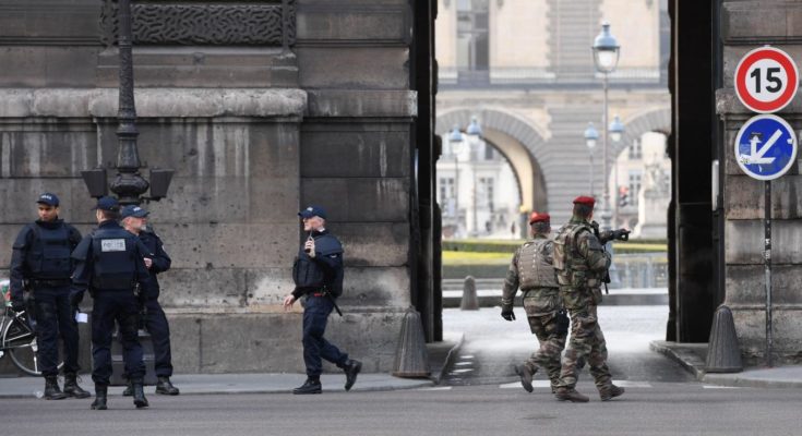 Παρίσι: Όχημα έπεσε πάνω σε στρατιώτες – Έξι τραυματίες (pics)