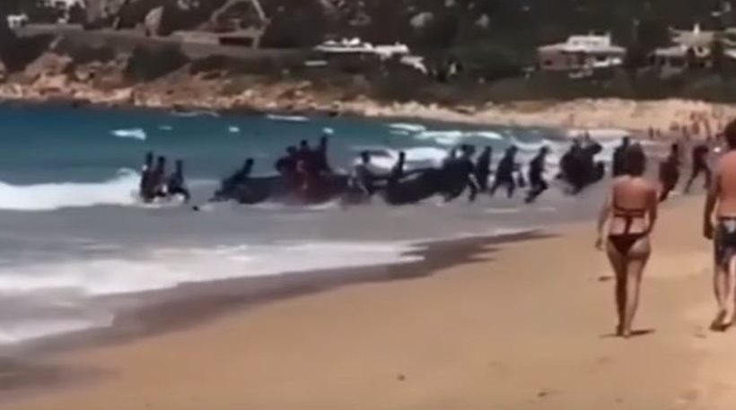 Ισπανία: Μετανάστες ξεχύνονται από φουσκωτή λέμβο σε παραλία γεμάτη από παραθεριστές