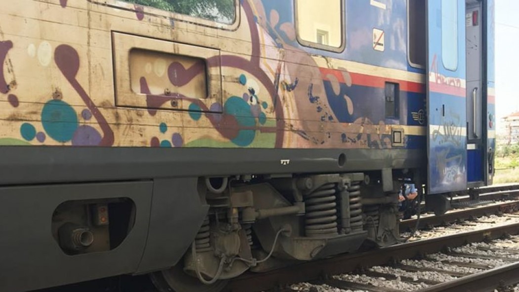 Λάρισα: Εκτροχιασμός τρένου σε κατοικημένη περιοχή (pics)