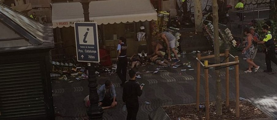 Τρομοκρατική επίθεση στην Βαρκελώνη – Φορτηγό έπεσε πάνω σε πεζούς, δύο νεκροί (pics & vids)