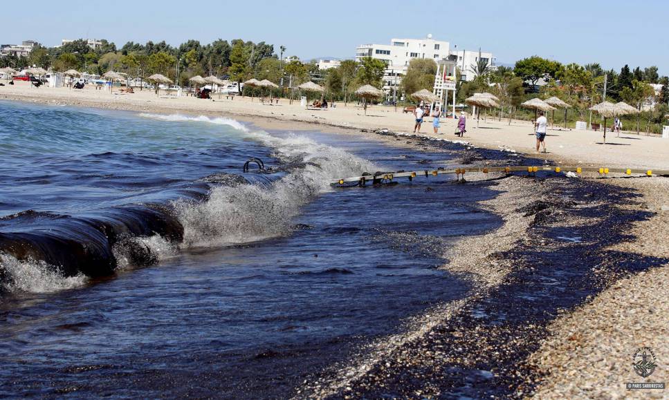 Πετρελαιοκηλίδα: Έφτασε μέχρι τις νότιες ακτές της Αττικής – “Μαύρισε” και η Γλυφάδα