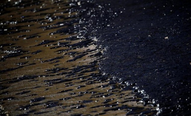 Απέραντο «μαύρο» η παραλιακή – Έως τη Βούλα κομμάτια από την πετρελαιοκηλίδα! (pics+vid)