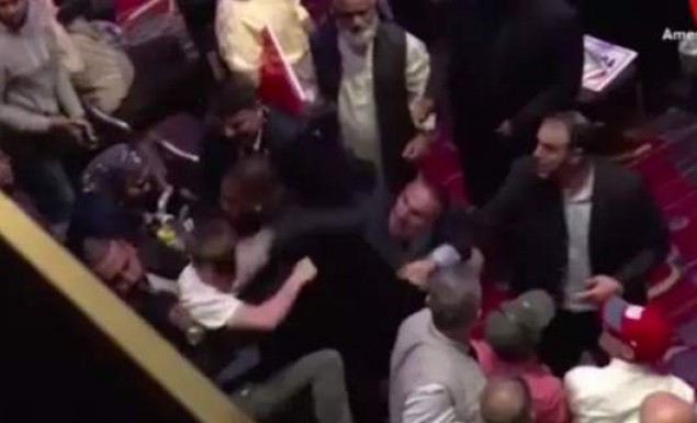 Ξύλο με την φρουρά του Ερντογάν – Χτύπησε διαδηλωτές στη Νέα Υόρκη (vid)