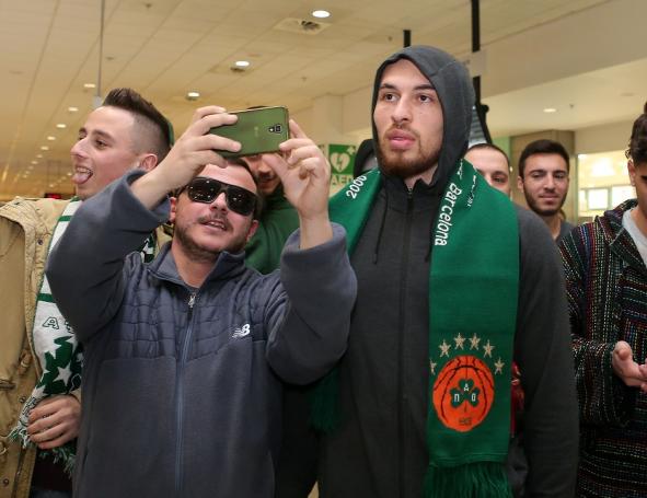 Λατρεία των οπαδών του Παναθηναϊκού για τον Μάικ Τζέιμς (pics) | panathinaikos24.gr Λατρεία των οπαδών του Παναθηναϊκού για τον Μάικ Τζέιμς (pics) | panathinaikos24.gr