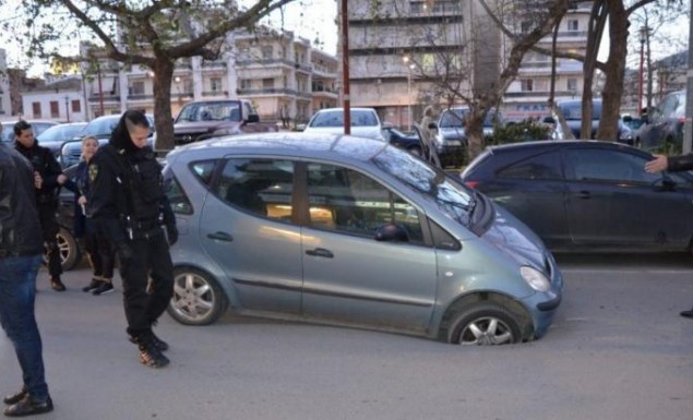 Μόνο στην Ελλάδα: Αυτοκίνητο σφηνώθηκε σε τρύπα (pics & vid)