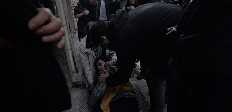 Σοβαρά επεισόδια έξω από συμβολαιογραφείο στην Αθήνα – Τρεις τραυματίες (pics)