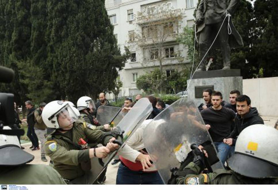 Επεισόδια ανάμεσα σε ΜΑΤ και διαδηλωτές στο αντιπολεμικό συλλαλητήριο (pics)