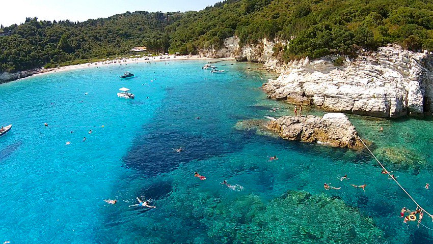 Το κρυμμένο μυστικό του Ιονίου: Η παραλία με τα τιρκουάζ νερά που μπαίνει στις 3 κορυφαίες της Ελλάδας (Pics & Vid)