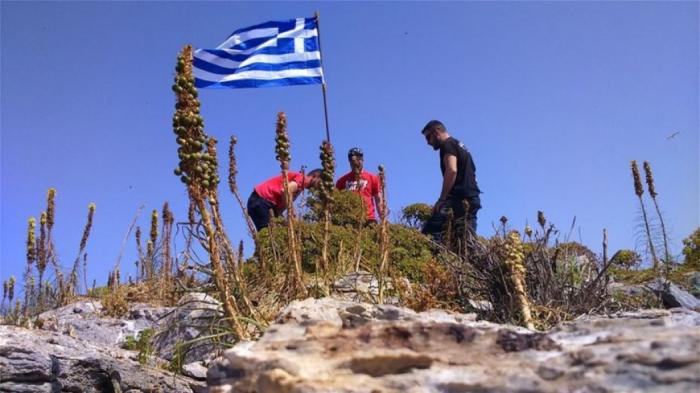 Με μπλούζες του Ολυμπιακού ύψωσαν την ελληνική σημαία στη νησίδα «Ανθρωποφάγος»! (pics) | panathinaikos24.gr Με μπλούζες του Ολυμπιακού ύψωσαν την ελληνική σημαία στη νησίδα «Ανθρωποφάγος»! (pics) | panathinaikos24.gr