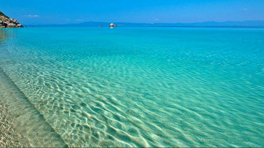 8 μέτρα από το έδαφος: Η πιο εντυπωσιακή φυσική πισίνα – θάλασσα του κόσμου βρίσκεται στην Ελλάδα! (Pics & Vid)