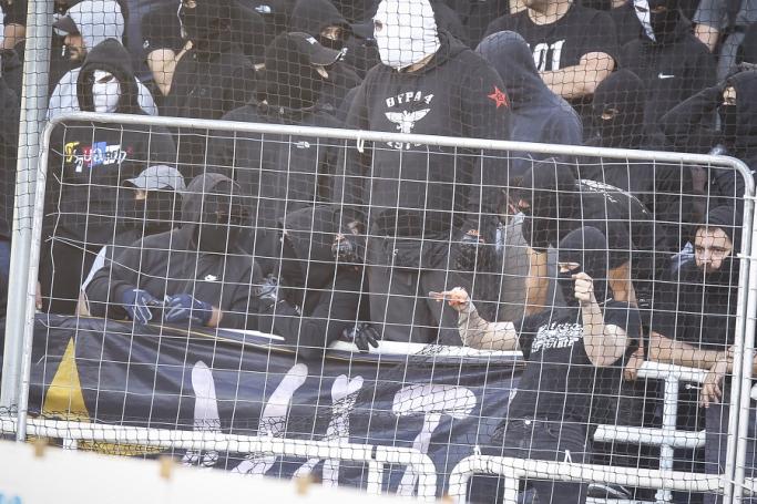 Απίστευτο: Οπαδός του ΠΑΟΚ σκίζει τα διαχωριστικά στο ΟΑΚΑ με πένσα! (pic) | panathinaikos24.gr Απίστευτο: Οπαδός του ΠΑΟΚ σκίζει τα διαχωριστικά στο ΟΑΚΑ με πένσα! (pic) | panathinaikos24.gr