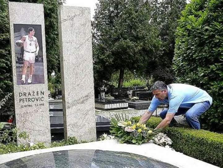 Ανατριχίλα! Ο Στόγιαν Βράνκοβιτς στον τάφο του Ντράζεν… (pic)