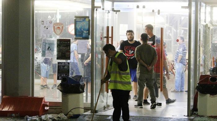 Άγριο ξύλο έξω από το ΣΕΦ – Καίνε θάμνους! | panathinaikos24.gr Άγριο ξύλο έξω από το ΣΕΦ – Καίνε θάμνους! | panathinaikos24.gr