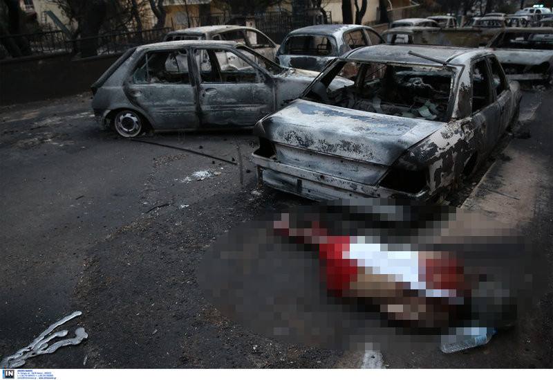 Φωτογραφίες – μαχαιριά στο Μάτι: Νεκρός άνθρωπος στην άσφαλτο ανάμεσα σε καμένα αυτοκίνητα (pics)