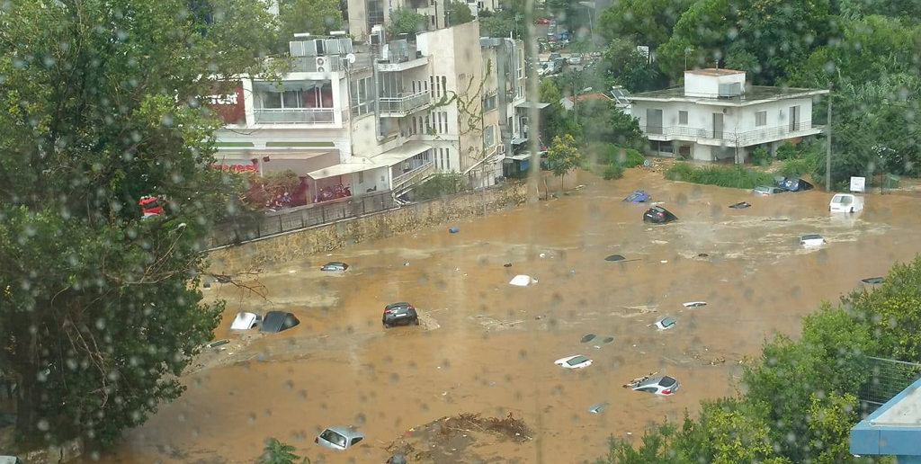 Ισχυρή καταιγίδα έπνιξε τα βόρεια προάστια – Χάος και πλημμυρισμένοι δρόμοι στο Μαρούσι!