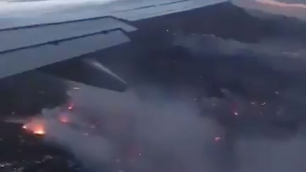 Συγκλονιστικό βίντεο από αεροπλάνο με τη φωτιά να καίει την Αττική!