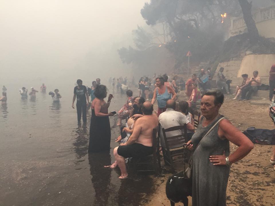 Έπεφταν στο νερό για να μην καούν από τη φωτιά – Πάνω από 700 άτομα διασώθηκαν μέσω θαλάσσης (pics)