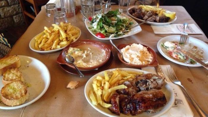 5 σπαστικοί τύποι που δεν αντέχεις δίπλα σου στην ταβέρνα | panathinaikos24.gr 5 σπαστικοί τύποι που δεν αντέχεις δίπλα σου στην ταβέρνα | panathinaikos24.gr