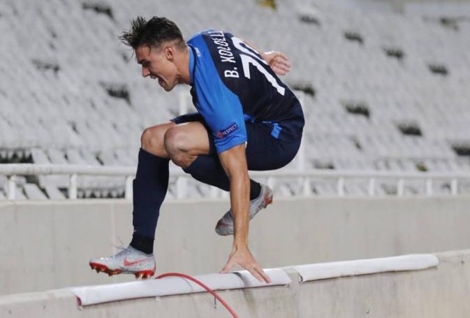 UEFA EUROPA LEAGUE: Παίκτης της Ζυρίχης πανηγύρισε, έπεσε στην τάφρο και έγινε viral (pics&vids)