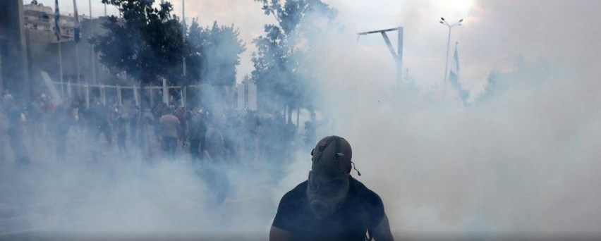 Ένταση στο συλλαλητήριο για τη Μακεδονία: Πετροπόλεμος και χημικά! (vid)